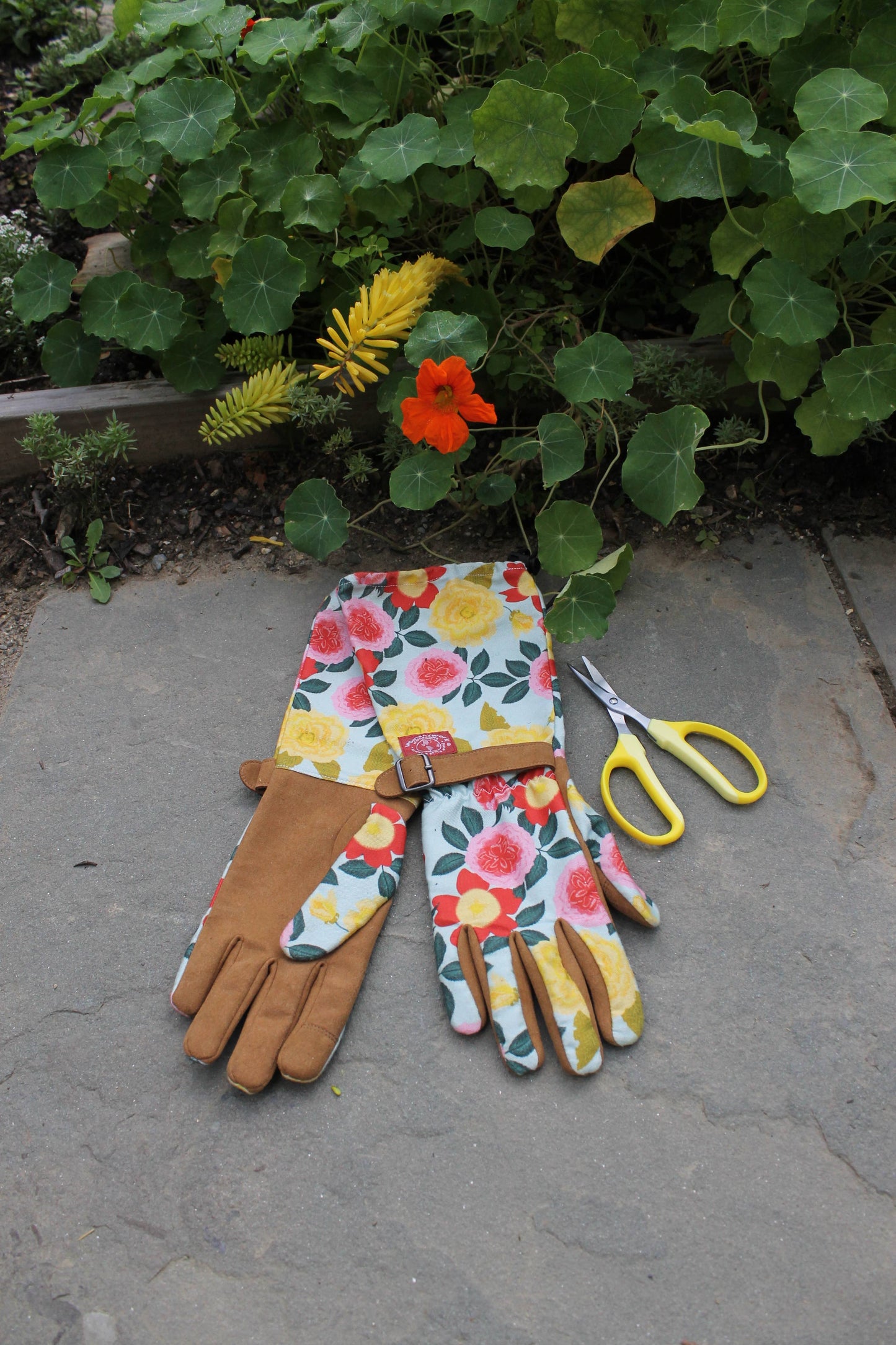 Heirloom Garden Arm Saver Glove: Medium